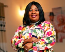 “L’ADORATION DE BECKY ADJODI ENVERS L’AGNEAU SUR LE TRÔNE”