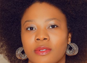 BIOGRAGPHIE: ESTHER AKUSA AU COEUR DU GOSPEL