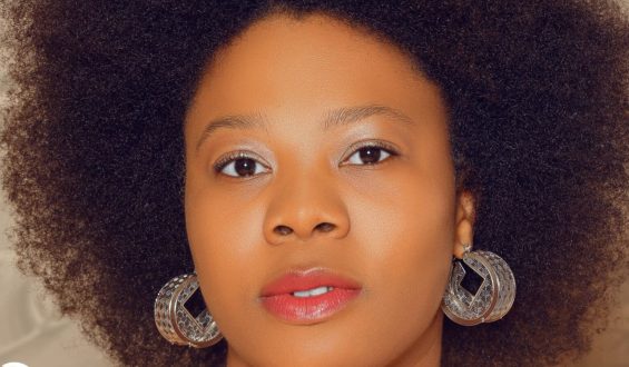 BIOGRAGPHIE: ESTHER AKUSA AU COEUR DU GOSPEL