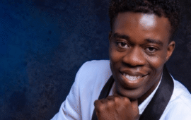 Comment Kollins Newman relie-t-il foi et entrepreneuriat ?