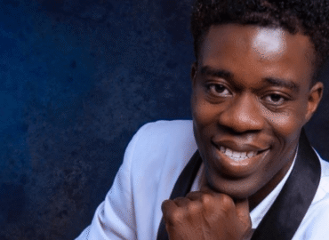 Comment Kollins Newman relie-t-il foi et entrepreneuriat ?