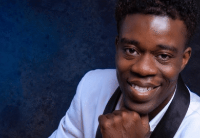 Comment Kollins Newman relie-t-il foi et entrepreneuriat ?