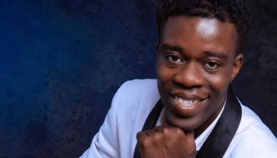 Comment Kollins Newman relie-t-il foi et entrepreneuriat ?