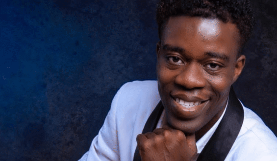 Comment Kollins Newman relie-t-il foi et entrepreneuriat ?