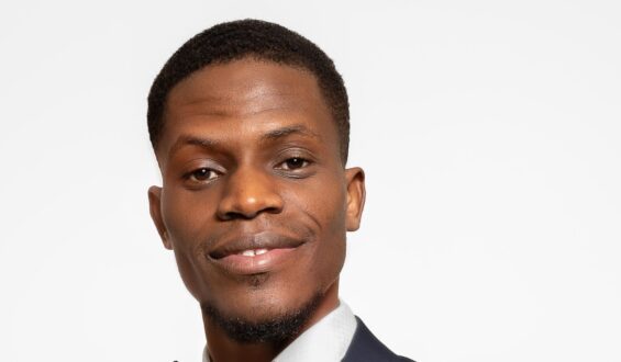 De la souffrance à la gloire : l’hymne puissant d’Ephraim Daniel