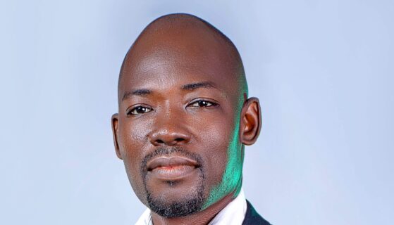 De l’ombre à la lumière, Ani-ilōka dit merci dans ”Ayanava-ewlessè”.