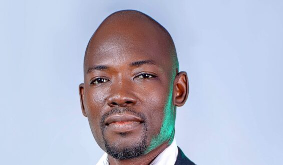 De l’ombre à la lumière, Ani-ilōka dit merci dans ”Ayanava-ewlessè”.