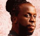 YOUSSOUPHA TRANSFORME LA SCÈNE DES FLAMMES EN MOMENT DE GRÂCE.