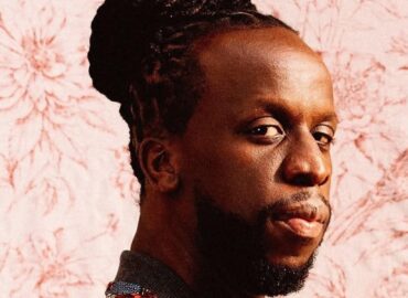 YOUSSOUPHA TRANSFORME LA SCÈNE DES FLAMMES EN MOMENT DE GRÂCE.