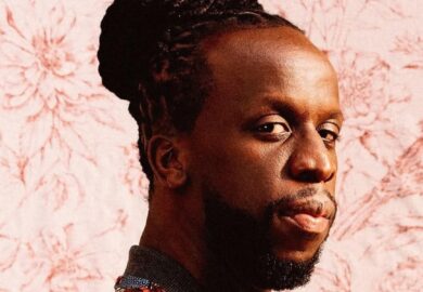 YOUSSOUPHA TRANSFORME LA SCÈNE DES FLAMMES EN MOMENT DE GRÂCE.