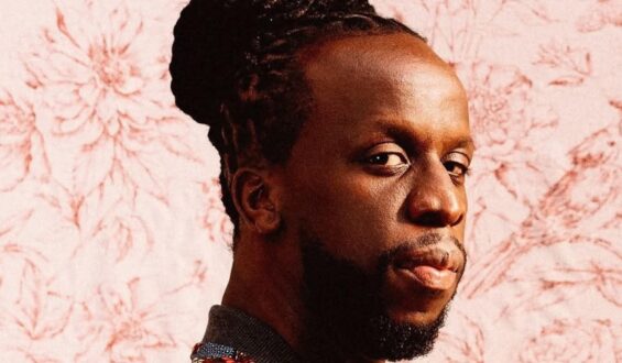 YOUSSOUPHA TRANSFORME LA SCÈNE DES FLAMMES EN MOMENT DE GRÂCE.