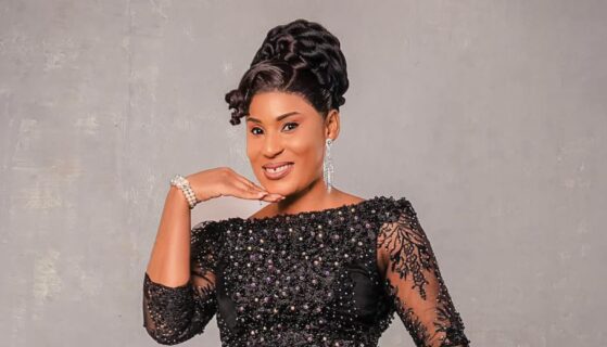 UN CRI : ”SAVE US” CLIP OFFICIEL DE BLESSING LIGHT