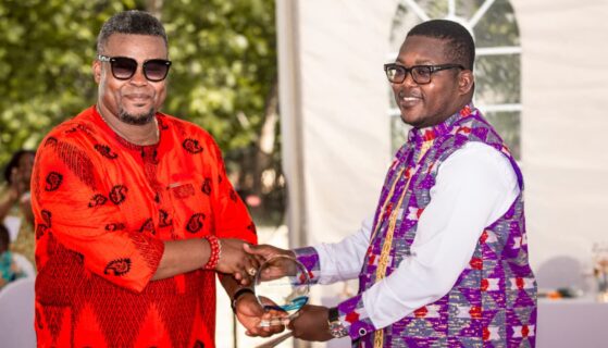 Le Rev Bishop Amen TAKPAH célébré par le Choeur de l’unité Togolaise