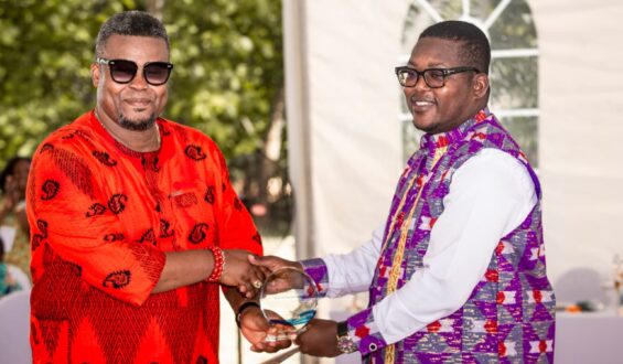 Le Rev Bishop Amen TAKPAH célébré par le Choeur de l’unité Togolaise