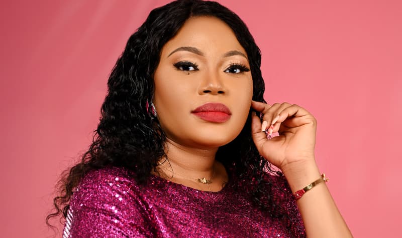 La Prophétesse PRECIOUS, de son nom à l’état civil Séfofo Florence Diallo, est une artiste gospel internationale, adoratrice, conférencière et servante de Dieu originaire du Togo